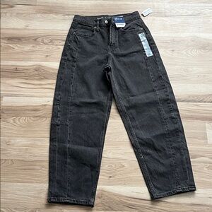 Old Navy Black High-Waisted Barrel Jeans 
Women’s Size 0. NWT